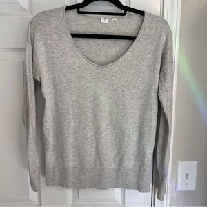 GAP Women's Light Gray V-Neck Sweater